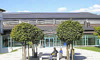 Photovoltaik Anlage auf dem Dach der Sporthalle in Mitterfelden